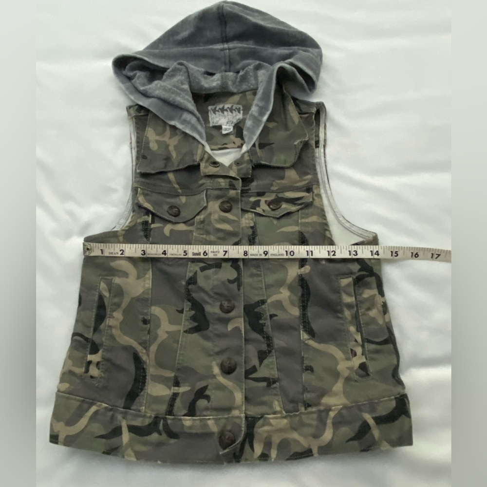 Women’s Camouflage pattern hooded vest. Attached grey hood. Size X-Small - Picture 4 of 7